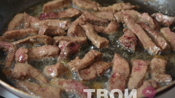 говяжья печень с яблоками и луком