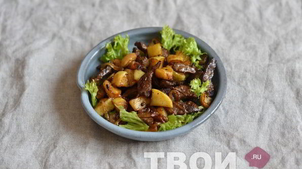 говяжья печень с яблоками и луком