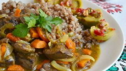 Говяжья печень тушеная с луком и морковью