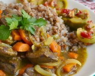 Говяжья печень тушеная с луком и морковью