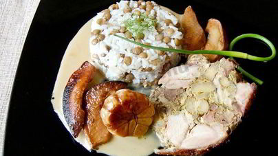 Крыло индейки фаршированное печенью и айвой