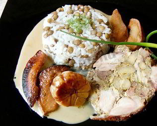 Крыло индейки фаршированное печенью и айвой