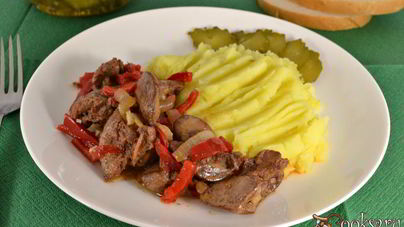 Куриная печень с болгарским сладким перцем на сковороде