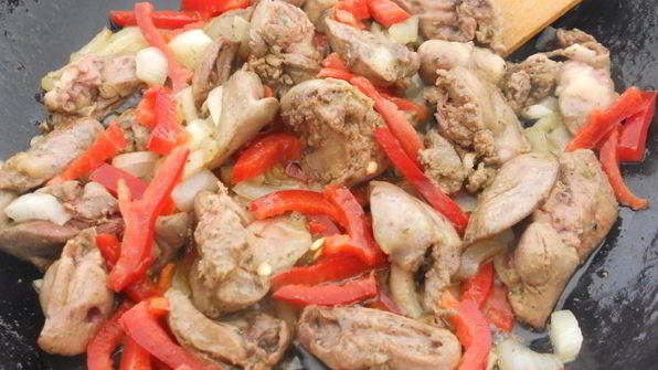 куриная печень с болгарским сладким перцем на сковороде