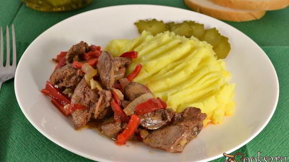 куриная печень с болгарским сладким перцем на сковороде