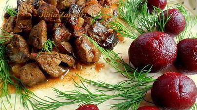 Куриная печень с черносливом и свеклой