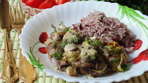 куриная печень с грибами в сметане