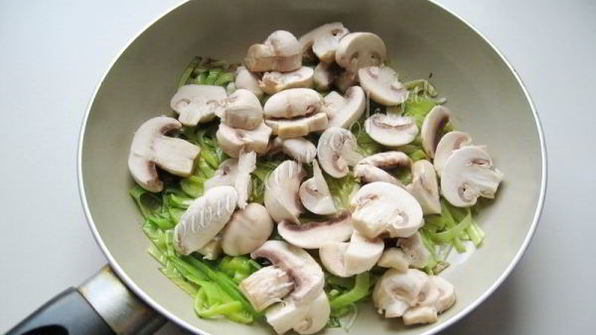 куриная печень с грибами в сметане