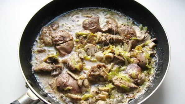 куриная печень с грибами в сметане