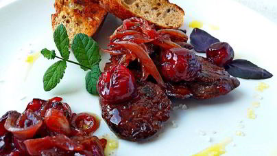 Куриная печень с маринованной черешней