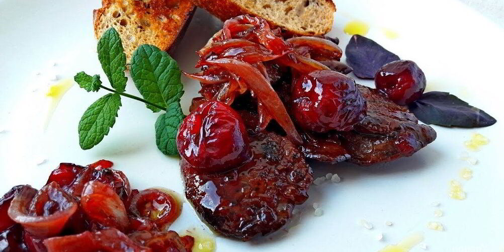 Рецепт куриная печень с маринованной черешней