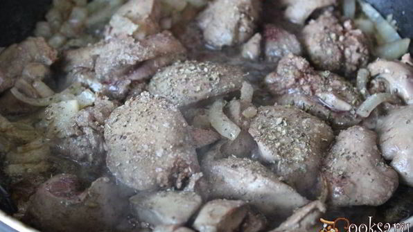 куриная печень с маслятами в сметане