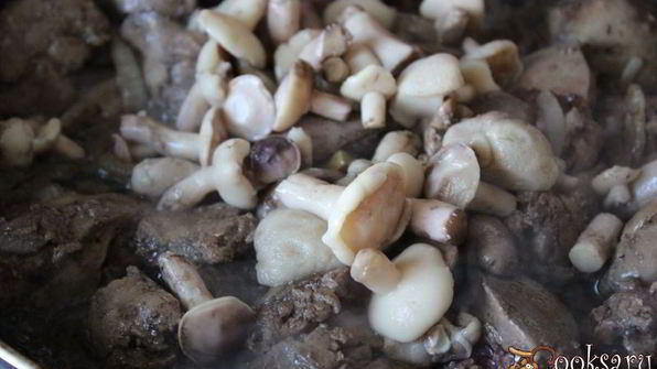 куриная печень с маслятами в сметане