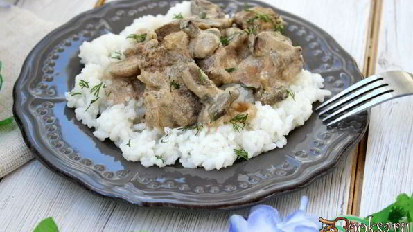 куриная печень с маслятами в сметане