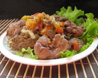 Куриная печень с овощами