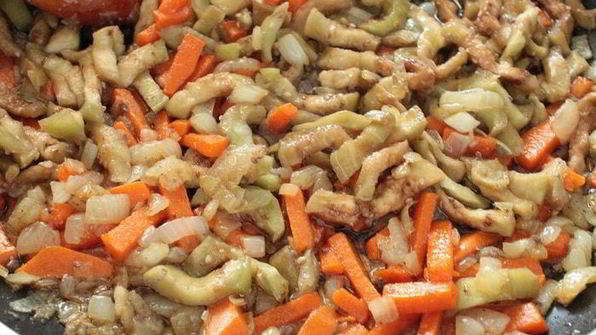 куриная печень с яблоками и баклажанами