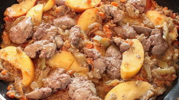 куриная печень с яблоками и баклажанами