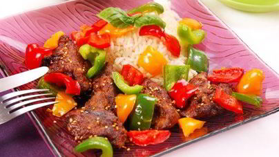 Куриная печень со сладким перцем, редисом и кунжутом