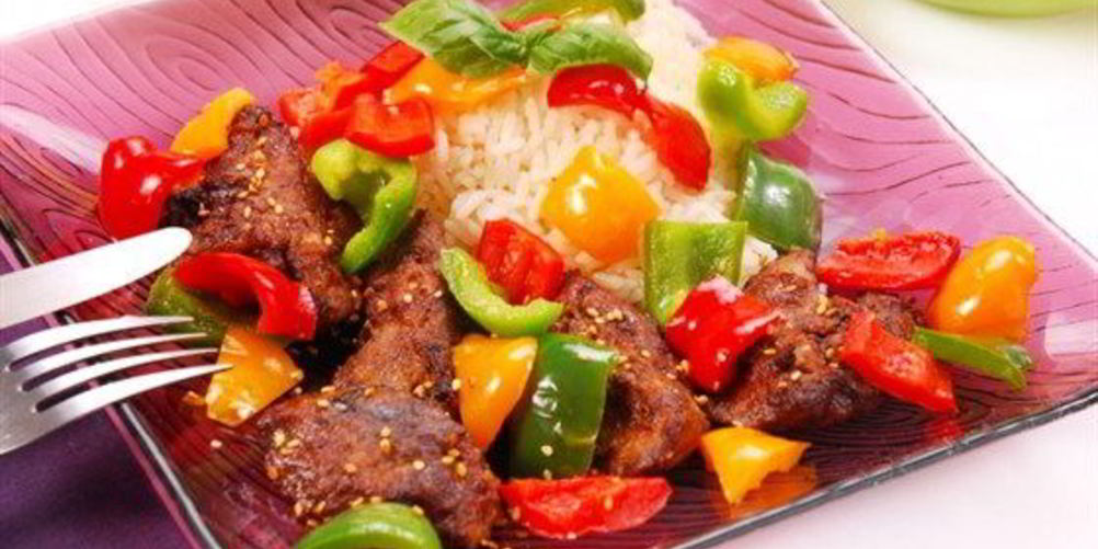 Рецепт куриная печень со сладким перцем, редисом и кунжутом