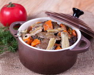 Куриная печень тушеная с ревенем