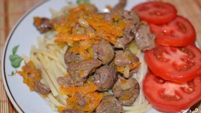 Куриная печень, тушенная с луком и морковью