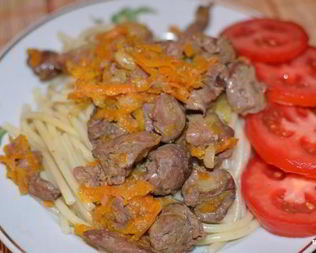 Куриная печень, тушенная с луком и морковью