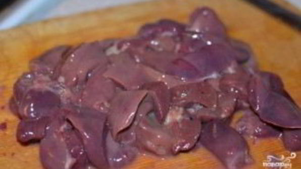 куриная печень, тушенная с луком и морковью