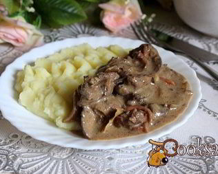 Куриная печень в сметанном соусе