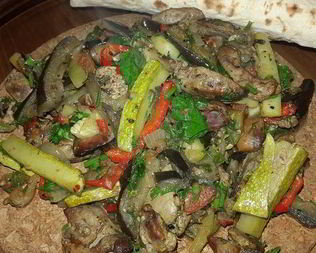 Куриная печень, запеченная с овощами