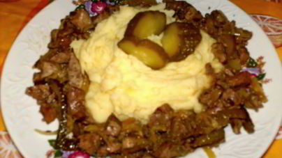 Куриная печень, жареная с маринованными огурцами