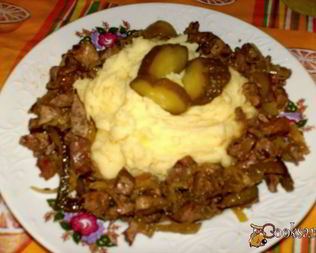 Куриная печень, жареная с маринованными огурцами