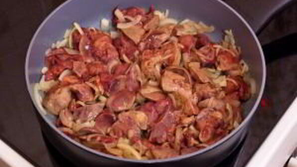 куриная печень, жаренная с луком и болгарским перцем