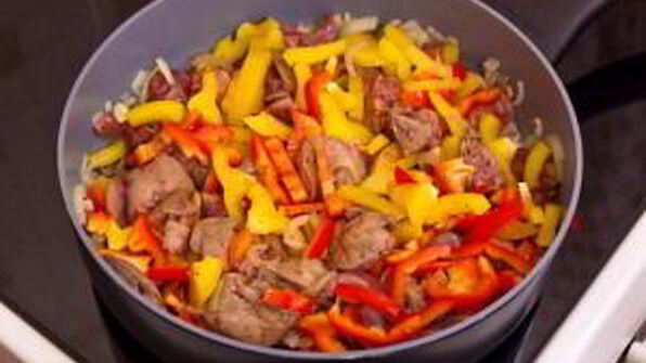 куриная печень, жаренная с луком и болгарским перцем