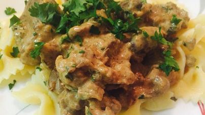 Куриные сердечки и печень, тушеные в сметане