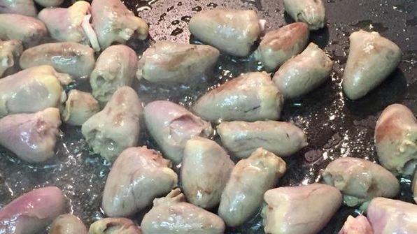 куриные сердечки и печень, тушеные в сметане