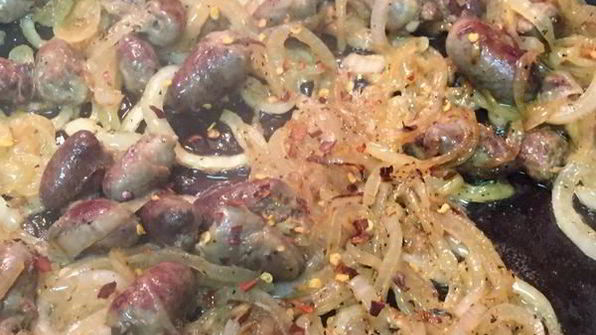куриные сердечки и печень, тушеные в сметане