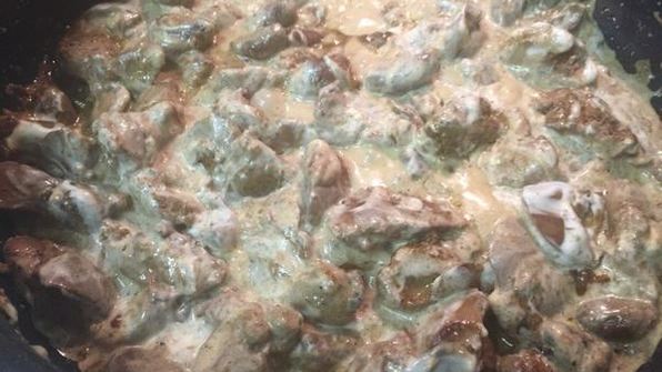 куриные сердечки и печень, тушеные в сметане