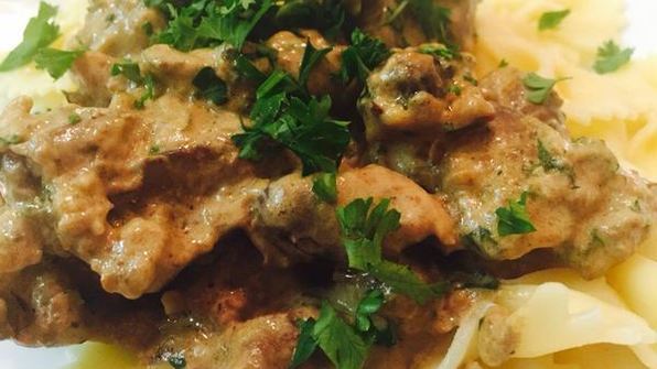 куриные сердечки и печень, тушеные в сметане