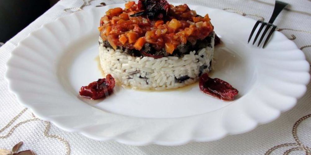 Рецепт печень говяжья маринованная в белом вине и прованских травах под томатно-овощным соусом