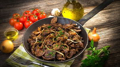 Печень говяжья, жаренная с луком