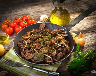 Печень говяжья, жаренная с луком