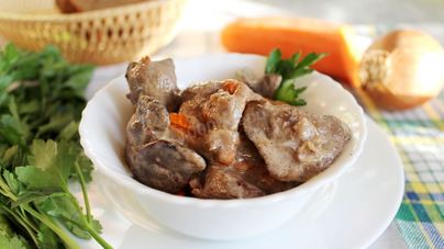 Печень индейки с морковью и луком в сметане