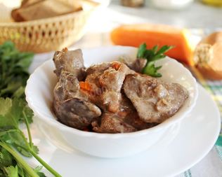 Печень индейки с морковью и луком в сметане