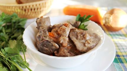 Печень индейки с морковью и луком в сметане