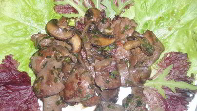 Печень кролика под грибным соусом