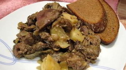 Печень с луком и яблоками