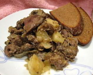 Печень с луком и яблоками
