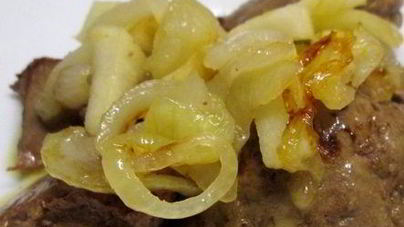 Печень с яблоками в мультиварке