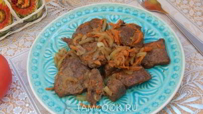 Печень свиная жареная с луком и морковью