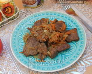 Печень свиная жареная с луком и морковью